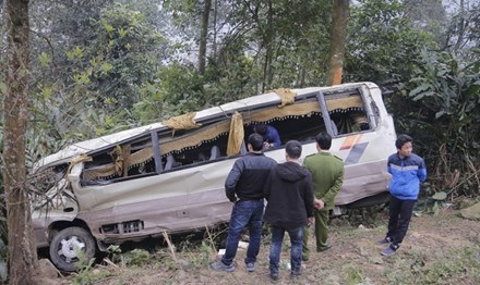 Xe khách lao xuống vực ở Lào Cai: Tài xế không có kinh nghiệm đổ đèo - 1 Cảnh sát điều tra tỉnh Lào Cai khám nghiệm hiện trường.