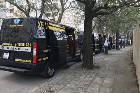 Truy phạt hàng loạt xe dù dạng VIP Limousine - 1 Dàn xe Limousine xếp hàng tại khu đô thị Pháp Vân-Tứ Hiệp