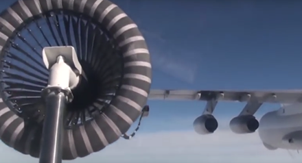 Cường kích Su-24 tiếp nhiên liệu trên không - 1 Ảnh: Bộ Quốc phòng Nga