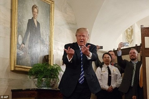 Tổng thống Trump gây bất ngờ cho nhóm trẻ tham quan Nhà Trắng - 1 Sự xuất hiện của Tổng thống khiến nhiều người phấn khích