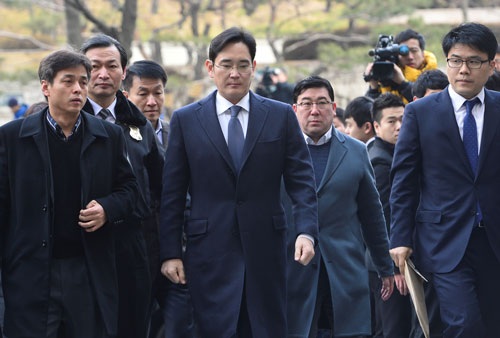 13 luật sư "dàn trận" cứu "Thái tử" Samsung - 1
Ông Lee Jae-yong (giữa) đến tòa án Seoul hôm 16-2. Ảnh: REUTERS