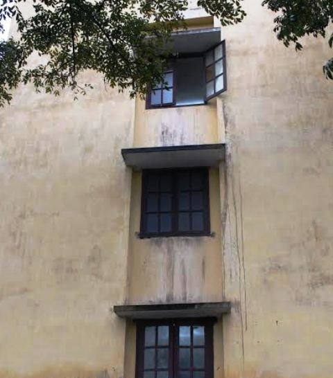 Rơi từ tầng 3 bệnh viện, bé 3 tuổi thoát chết hi hữu - 1 Tầng 3 của Bệnh viện Sản - Nhi Ninh Bình, nơi bé 3 tuổi rơi xuống đất.