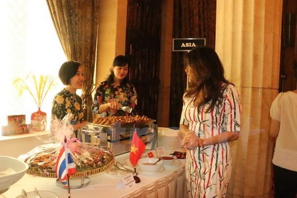 Món ăn Việt gây ấn tượng tại lễ hội ẩm thực quốc tế ở Indonesia - 1 Khách tham quan gian hàng của Việt Nam. (Ảnh: Đỗ Quyên/Vietnam+)