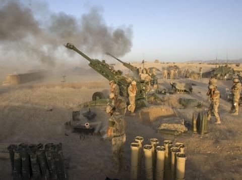 Lựu pháo 155mm M777.