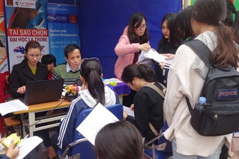 Hướng nghiệp chưa tốt, học sinh lúng túng chọn nghề - 1 500 học sinh trường THPT Yên Hòa được tư vấn hướng nghiệp trước kỳ thi THPT quốc gia