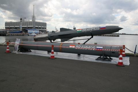 MiniBrahMos: Sát thủ tàu sân bay - 1 Tên lửa hành trình siêu thanh BrahMos do liên doanh Ấn Độ và Nga cùng hợp tác và phát triển.