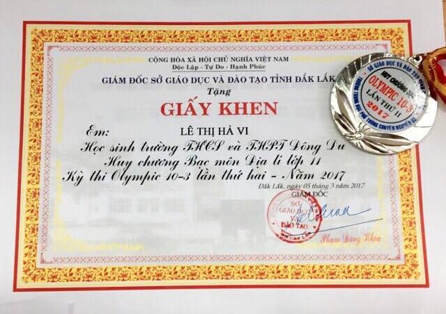 Ngời sáng tấm lòng người thầy vượt rừng “lấy” học sinh trở lại lớp - 2
Nữ sinh Hà Vi vinh dự đạt huy chương Bạc Olympic môn Địa lý. (Ảnh: Thúy Diễm)
