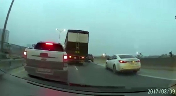 Hà Nội: Bán tải khiêu khích, tạt đầu xe tải trên đường vành đai 3 - 1 Chiếc bán tải và xe tải khiêu khích nhau trên đường vành đai 3.