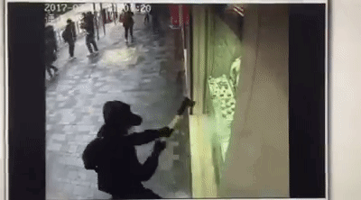 Đập cửa kính cướp nhẫn kim cương chục tỉ giữa ban ngày - 1 Đập cửa kính cướp nhẫn kim cương chục tỉ giữa ban ngày - 1