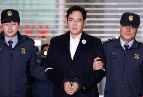 "Thái tử Samsung" điều hành đế chế từ nhà giam - 1 Phó Chủ tịch Samsung Group Lee Jay-yong đến văn phòng công tố đặc biệt ở Seoul ngày 19-2, hai ngày sau khi bị bắt giam. Ảnh: REUTERS