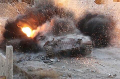Hình ảnh một chiếc T-72 Syria bị trúng đạn.