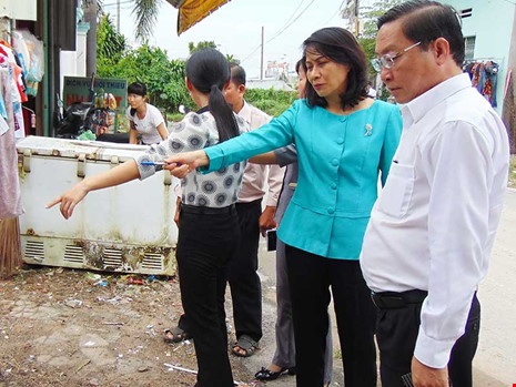 TP.HCM: Thêm 2 người chết vì sốt xuất huyết - 1 Bà Nguyễn Thị Thu, Phó Chủ tịch UBND TP.HCM, kiểm tra hoạt động phòng, chống SXH tại quận 12, TP.HCM. Ảnh: TRẦN NGỌC