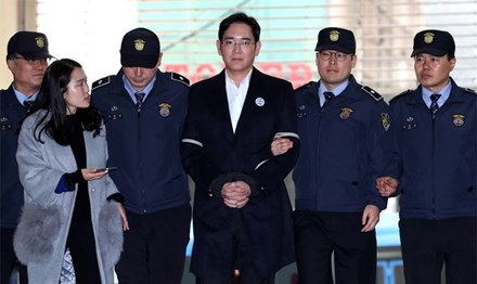 Phó chủ tịch Samsung Lee Jae-yong (giữa) bị cảnh sát dẫn giải tới văn phòng công tố viên đặc biệt ở Seoul hôm 25/2. Ảnh: Bloomberg.