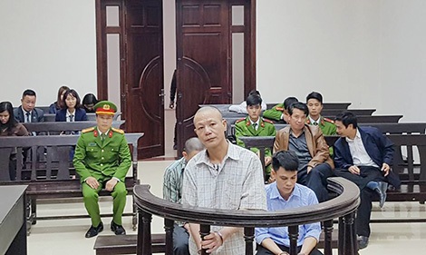 Kẻ gây thảm án ở Thạch Thất đề xuất gây sửng sốt khi bị kết án tử hình - 1 Bị cáo Kỳ (đứng) tại phiên toà phúc thẩm.