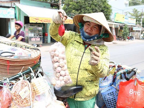 Phận đời bên gánh hàng rong: Oằn vai xa xứ - 1 Phận đời bên gánh hàng rong: Oằn vai xa xứ - 1