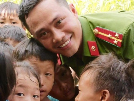 Thượng úy '"giải cứu" chổi ế - 1 Thượng úy '"giải cứu" chổi ế - 1
