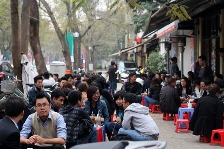 Về đâu, ẩm thực vỉa hè? - 1
Một quán cà phê vỉa hè nhộn nhịp ở Hà thành.