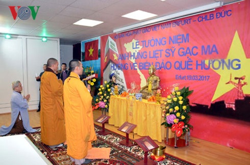 Tổ chức trọng thể Lễ tưởng niệm các anh hùng, liệt sĩ Gạc Ma tại Đức - 1 Đại đức Thích Phước Chí và Đại đức Thích Đồng Trình chủ trì việc tụng kinh cầu siêu.
