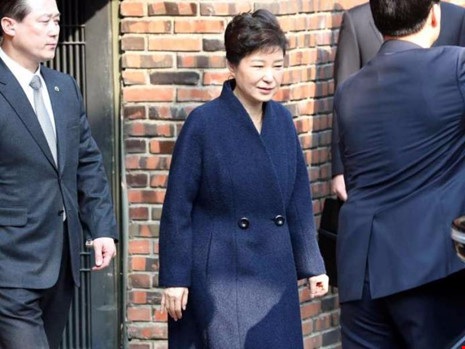 Bà Park Geun-hye xin lỗi công chúng trước thẩm vấn - 1 Bà Park Geun-hye có mặt tại văn phòng công tố quận Seoul ngày 21-3. Ảnh: REUTERS