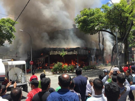 Người dân tụ tập xung quanh hiện trường. Ảnh: THE SUN DAILY