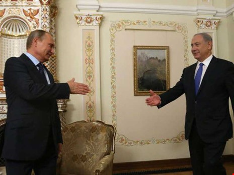 Israel: Đối trọng mới của Nga ở Syria - 1 Tổng thống Nga Vladimir Putin (trái) chào đón Thủ tướng Israel Benjamin Netanyahu trong cuộc hội đàm ngày 21-9-2015 tại Moscow. Ảnh: GETTY IMAGES