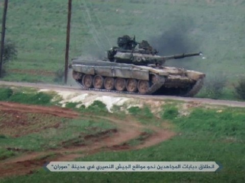 Phiến quân có cả xe tăng T-90 tấn công quân chính phủ Syria ở Hama - 1 Hình ảnh phiến quân khủng bố lái xe tăng T-90