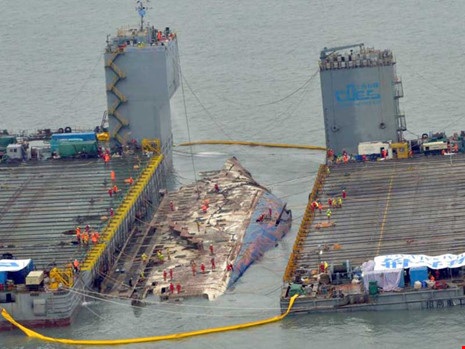 Chính trường Hàn Quốc sóng gió vì phà Sewol - 1 Phà Sewol được đưa lên khỏi mặt nước ngày 23-3. Ảnh: AP