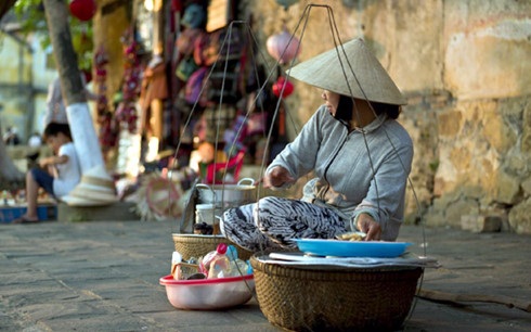 Thanh niên khởi nghiệp hiến giải pháp cho gánh hàng rong - 1 Gánh hàng rong đang là nguồn sống của rất nhiều gia đình.(Ảnh minh họa: KT)