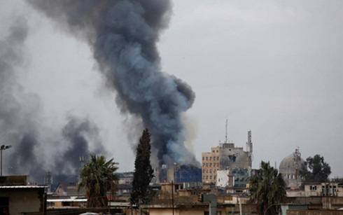 Gây thiệt hại dân sự lớn, Mỹ đang "lạc lối" ở Mosul, Iraq? - 2 Cột khói bốc lên sau các cuộc giao tranh dữ dội ở Mosul, Iraq. (Ảnh: Reuters)