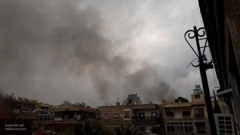 Quân đội Syria thắng lớn trong lo lắng - 1 Hình ảnh nhà cửa tan nát, khói bốc mù mịt sau cuộc tấn công giữa lực lượng quân đội Syria và khủng bố IS trong ngày 26/3 ở tỉnh Damascus.