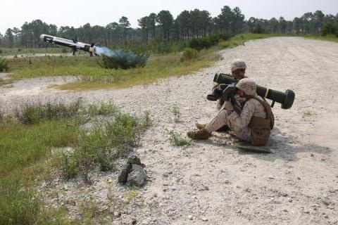 Tên lửa Javelin áp sát Nga bằng phiên bản cực mạnh - 1 Tên lửa chống tăng FGM-148 Javelin.
