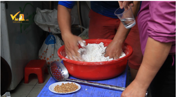 Tết Hàn thực: Bán hết cả tạ bột nếp, lãi tiền triệu một ngày - 1 Giá một kg bột nếp bán ngày Tết Hàn thực dao động từ 20.000 - 40.000 đồng/kg
