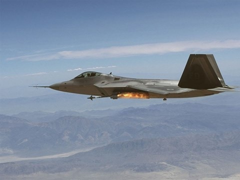 F-22 lợi hại hơn nhờ tên lửa không đối không AIM-9X - 1 Máy bay F-22 vừa được trang bị tên lửa AIM-9X