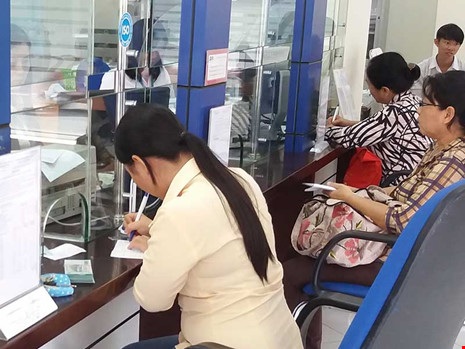 Mua ngân hàng 0 đồng, ai bảo vệ người gửi tiền? - 1
Cơ cấu lại các ngân hàng dựa trên nguyên tắc thận trọng, bảo đảm quyền lợi người gửi tiền.Ảnh minh họa: HTD