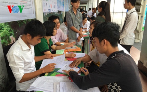 Đăng ký xét tuyển: Thí sinh nên “soi” kỹ tỷ lệ sinh viên có việc làm - 1 Các thí sinh nên tìm hiểu kỹ thông tin về tỷ lệ sinh viên tốt nghiệp có việc làm của các trường trước khi đăng ký xét tuyển.