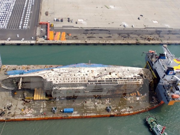Sau 6 giờ lai dắt, phà Sewol xấu số đã được đưa tới cảng Mokpo - 1 Phà Sewol được lai dắt về tới cảng Mokpo ngày 31/3. (Nguồn: YONHAP/TTXVN)