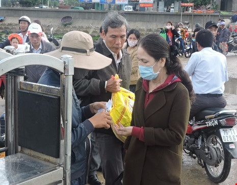 Hành khách bị mắc kẹt ở Lý Sơn do biển động. Ảnh: PHẠM MỊNH