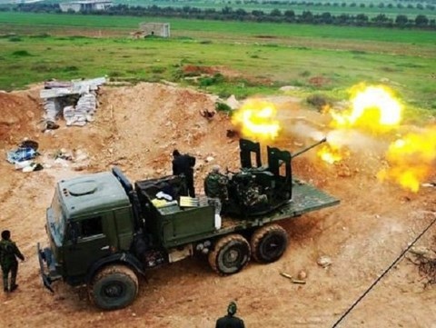 Quân đội Syria giành lại thế chủ động trên chiến trường Hama khốc liệt - 1 Quân đội Syria bắn tên lửa và đạn pháo hạng nặng vào thành trì của phiến quân ở Hama, ngày 2-4-2017