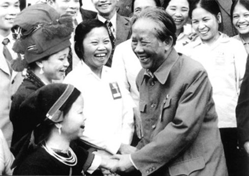Tổng Bí thư Lê Duẩn – Điểm tựa quyết tâm đánh thắng Mỹ xâm lược - 1 Tổng Bí thư Lê Duẩn trò chuyện với các đại biểu dự Đại hội Đảng toàn quốc lần IV năm 1976. (Ảnh tư liệu)