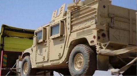 Mỹ quên cấp một thứ khiến người Kurd dễ bại ở Raqqa - 2 Xe bọc thép Humvee được vận chuyển từ Kurdistan Iraq đến Syria
