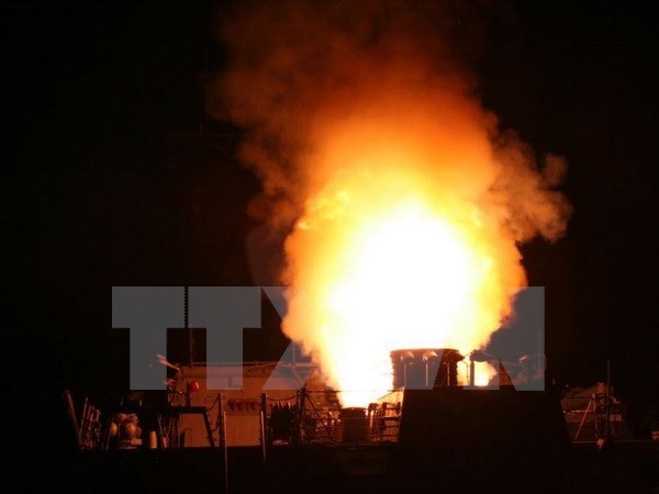 Tiết lộ lý do hệ thống phòng không Syria "bất lực" trước tên lửa Mỹ - 1 Khoảng 60 quả tên lửa được phóng từ tàu chiến của hải quân Mỹ. (Nguồn: Reuters/TTXVN)