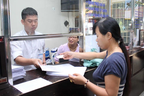 Lương thấp, khó giữ người - 1 Cán bộ cấp xã, phường ở TP HCM trong một lần tiếp dân Ảnh: HOÀNG TRIỀU