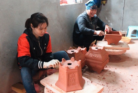 Làng có nhiều cái "nhất" - 1 Sản xuất gốm tại làng nghề Bát Tràng.