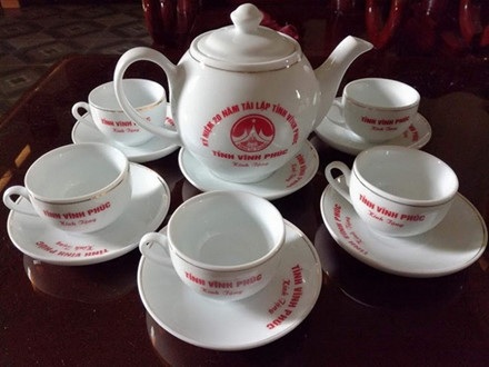 Bộ ấm chén nhân dịp kỷ niệm 20 năm tái lập tỉnh của Vĩnh Phúc.
