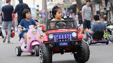 Kiếm tiền triệu mỗi ngày nhờ cho thuê ô tô điện - 1 Xe ô tô điện có giá bán dao động từ 2 đến 5 triệu đồng tùy loại, người kinh doanh sẵn sàng đầu tư từ 10 chiếc trở lên để cho thuê.