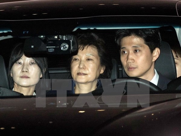 Cựu Tổng thống Park Geun-hye có thể bị truy tố vào tuần tới - 1 Cựu Tổng thống Hàn Quốc Park Geun-hye (giữa) được áp giải tới nơi tạm giam sau khi rời khỏi Văn phòng Công tố quận Seoul. (Nguồn: THX/TTXVN)