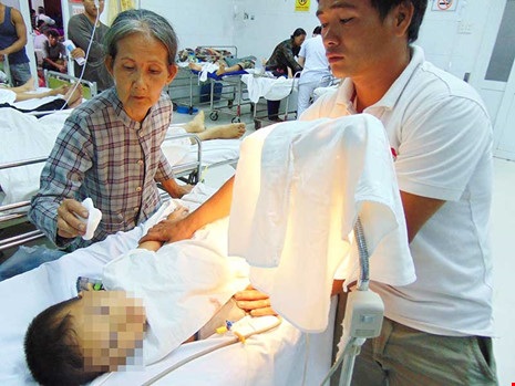 Chui gầm tàu hỏa, bé 32 tháng tuổi bị cán gãy chân - 1