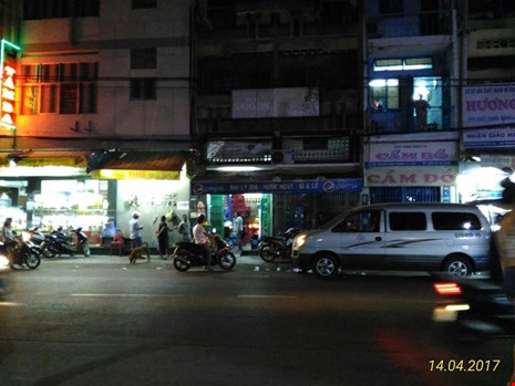 Nhiều người dân sống cạnh căn nhà biết chuyện nhưng không dám kể lại vụ việc chiều nay. Ảnh: NGUYỄN TRÀ