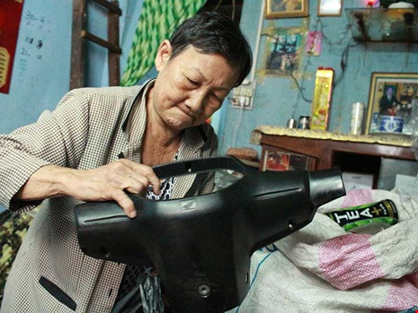 Chuyện đời bà Út ve chai - 1 Bà Út đang lựa ve chai để bán. Ảnh: MINH TÂM