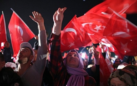 Hiến pháp Thổ Nhĩ Kỳ được sửa đổi, ông Erdogan sẽ là siêu Tổng thống? - 1
Những người ủng hộ việc sửa đổi Hiến pháp ăn mừng chiến thắng. Ảnh: Reuters